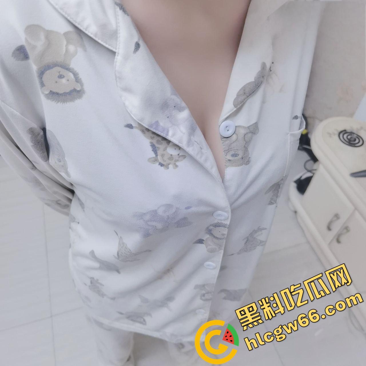 同父异母18岁妹妹让我拿下一血，小狗打架她看热闹，我偷拍奶子意淫操翻她！  第2张