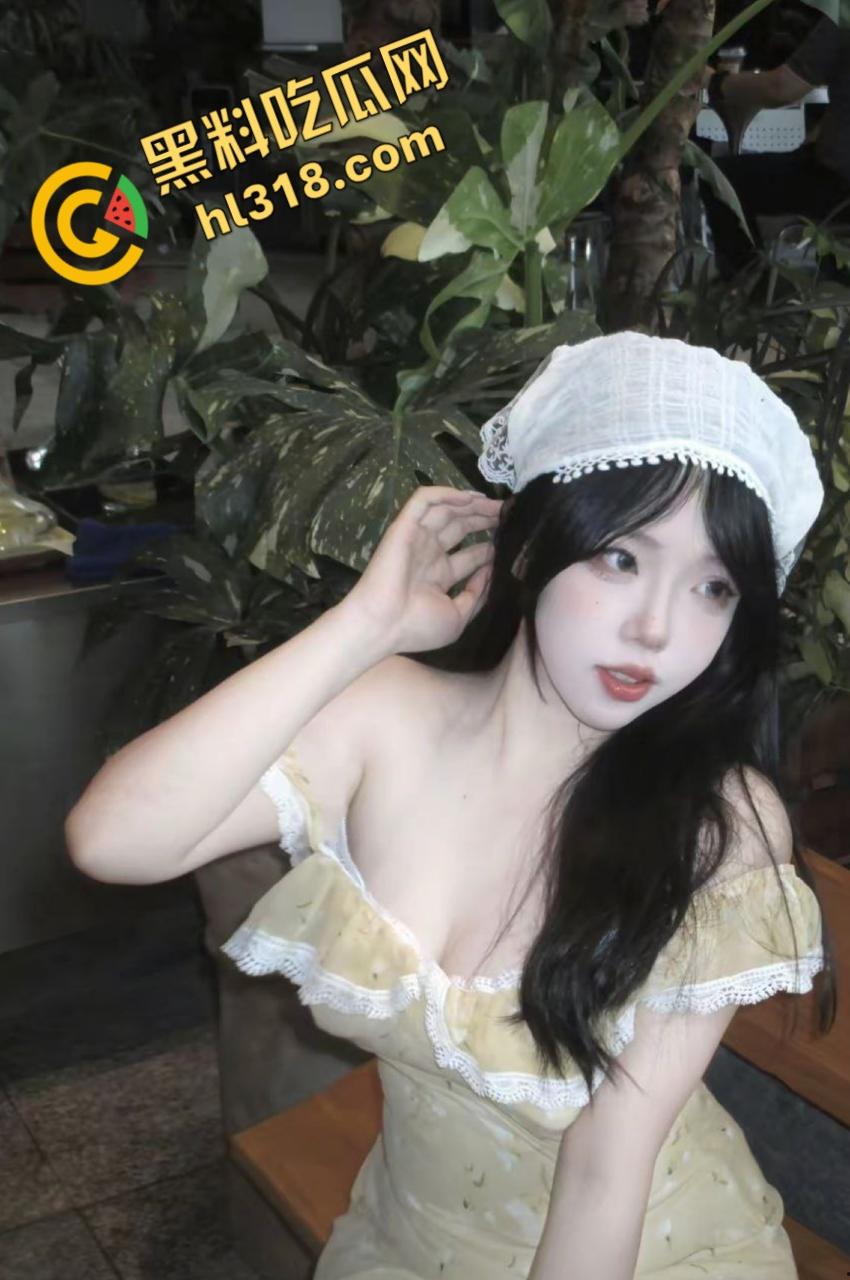 安徽艺术学院白嫩学生妹【胡沁怡】，性感自拍 前凸后翘身材超极品，这蜜桃臀后入起来一定很带劲 !  第1张