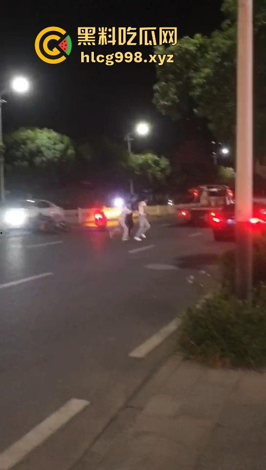 潮阳棉城精神小伙街头斗殴！马刀上手，砍到手臂当场飞掉！  第4张