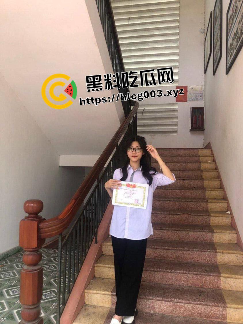 反差越南高中妹 胡志明中学学霸妹子和男友视频自慰被曝光 脱了校服竟然这么骚  第2张