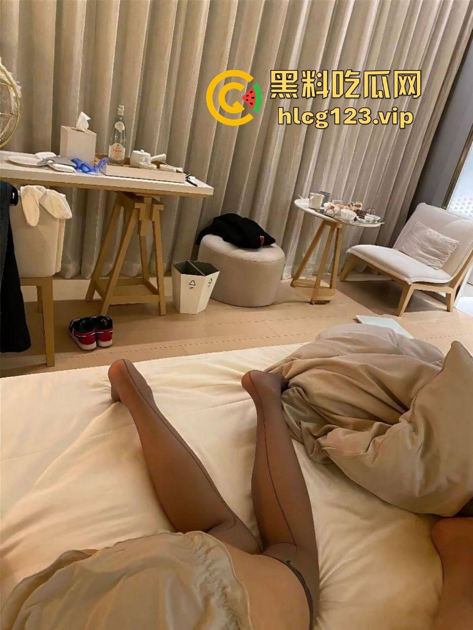 极品气质美女张珊珊重磅泄密！黑丝无内性感啪啪，后插口交全程听话！  第9张