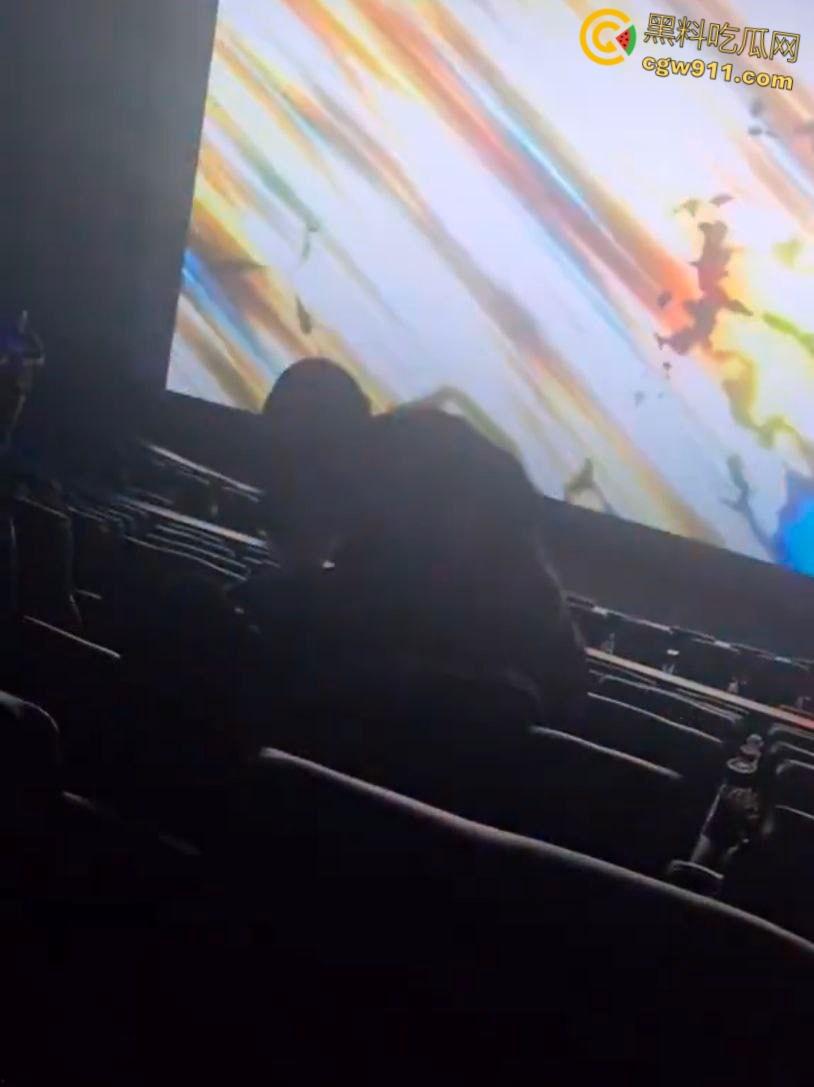 美国太阳谷AMC影院斗殴，一男子观影时当众小便，溅到邻座引起愤怒，遭观众围殴打得鼻青脸肿！  第3张