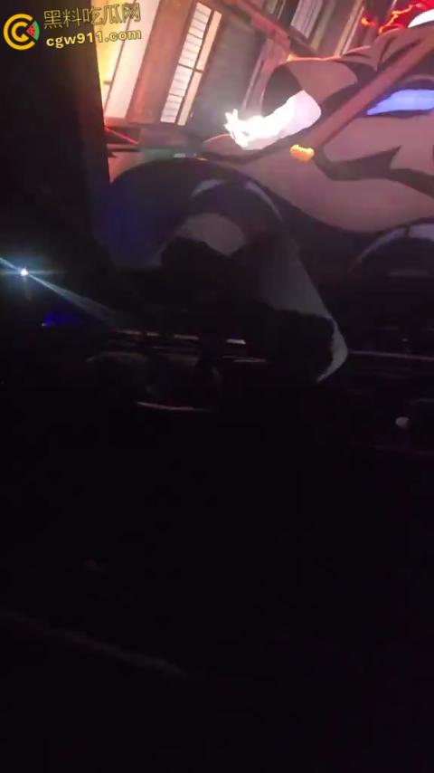 美国太阳谷AMC影院斗殴，一男子观影时当众小便，溅到邻座引起愤怒，遭观众围殴打得鼻青脸肿！  第5张