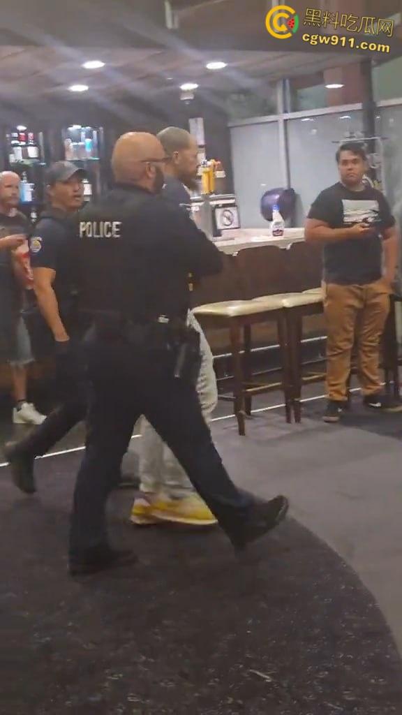 美国太阳谷AMC影院斗殴，一男子观影时当众小便，溅到邻座引起愤怒，遭观众围殴打得鼻青脸肿！  第7张