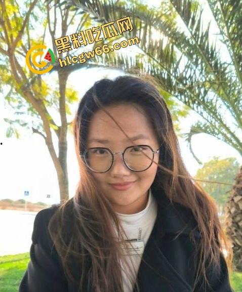 滇西05年嫩妹【何一婷】淫聊记录曝光，戴眼镜的她说想玩两根鸡巴，蜜桃臀后入爆操太骚了！  第4张