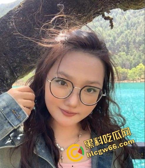 滇西05年嫩妹【何一婷】淫聊记录曝光，戴眼镜的她说想玩两根鸡巴，蜜桃臀后入爆操太骚了！  第8张