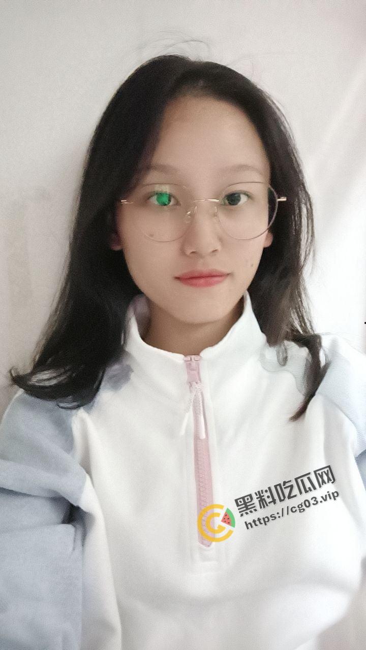 反差婊 带着金丝眼镜的小母狗 被短小无比的小鸡鸡射了满屏  看了有点心疼妹子 第2张