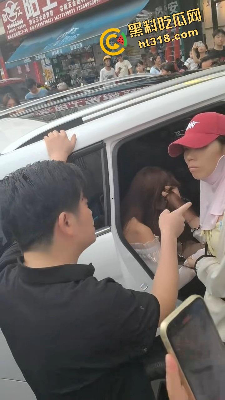 南宁西乡塘正宫发飙，手撕小三现场乱成狗，渣男当街下跪求饶变孙子脸都丢光了！  第5张