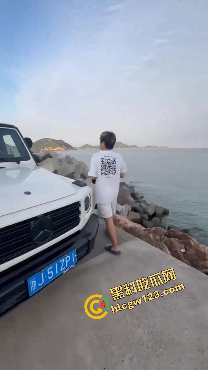 台州大G上演露逼艺术展，嫩模全裸捂奶撅逼，一群摄影湿围着喊再张开点，露奶捂逼拍到屁眼都见光！  第2张