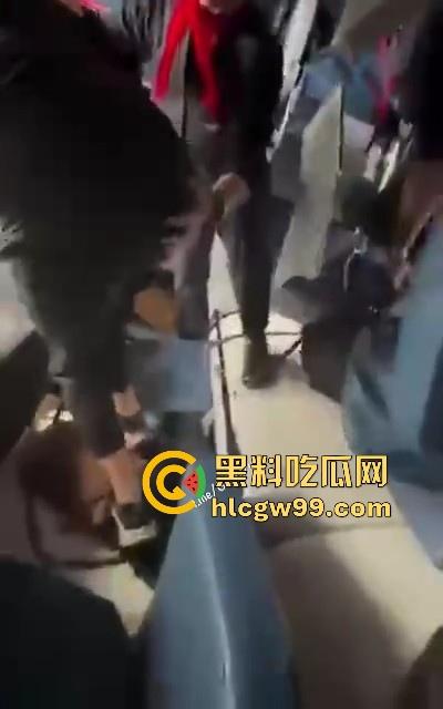 美国飞机又又又出事了！明尼苏达州飞往多伦多皮尔逊的飞机机腹朝天降落，堪比电影特效，幸好没人死亡。  第3张