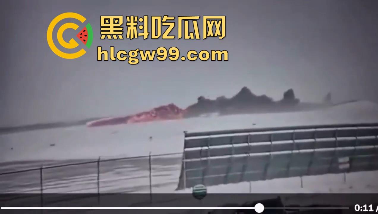 美国飞机又又又出事了！明尼苏达州飞往多伦多皮尔逊的飞机机腹朝天降落，堪比电影特效，幸好没人死亡。  第9张