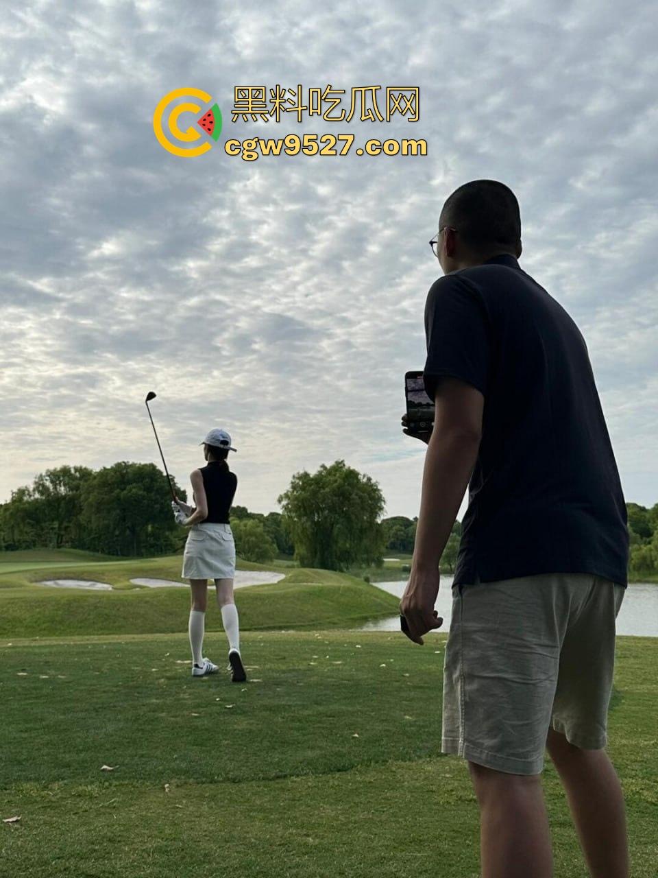 浙江富商私人高尔夫教练性爱私拍流出，不仅场上陪练床上也陪睡，极品蜜桃臀后入骑乘，内射爽到炸！  第1张