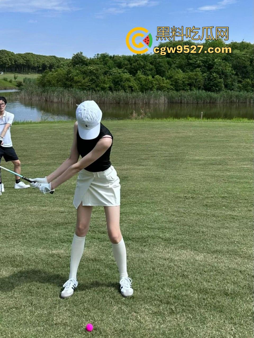 浙江富商私人高尔夫教练性爱私拍流出，不仅场上陪练床上也陪睡，极品蜜桃臀后入骑乘，内射爽到炸！  第2张