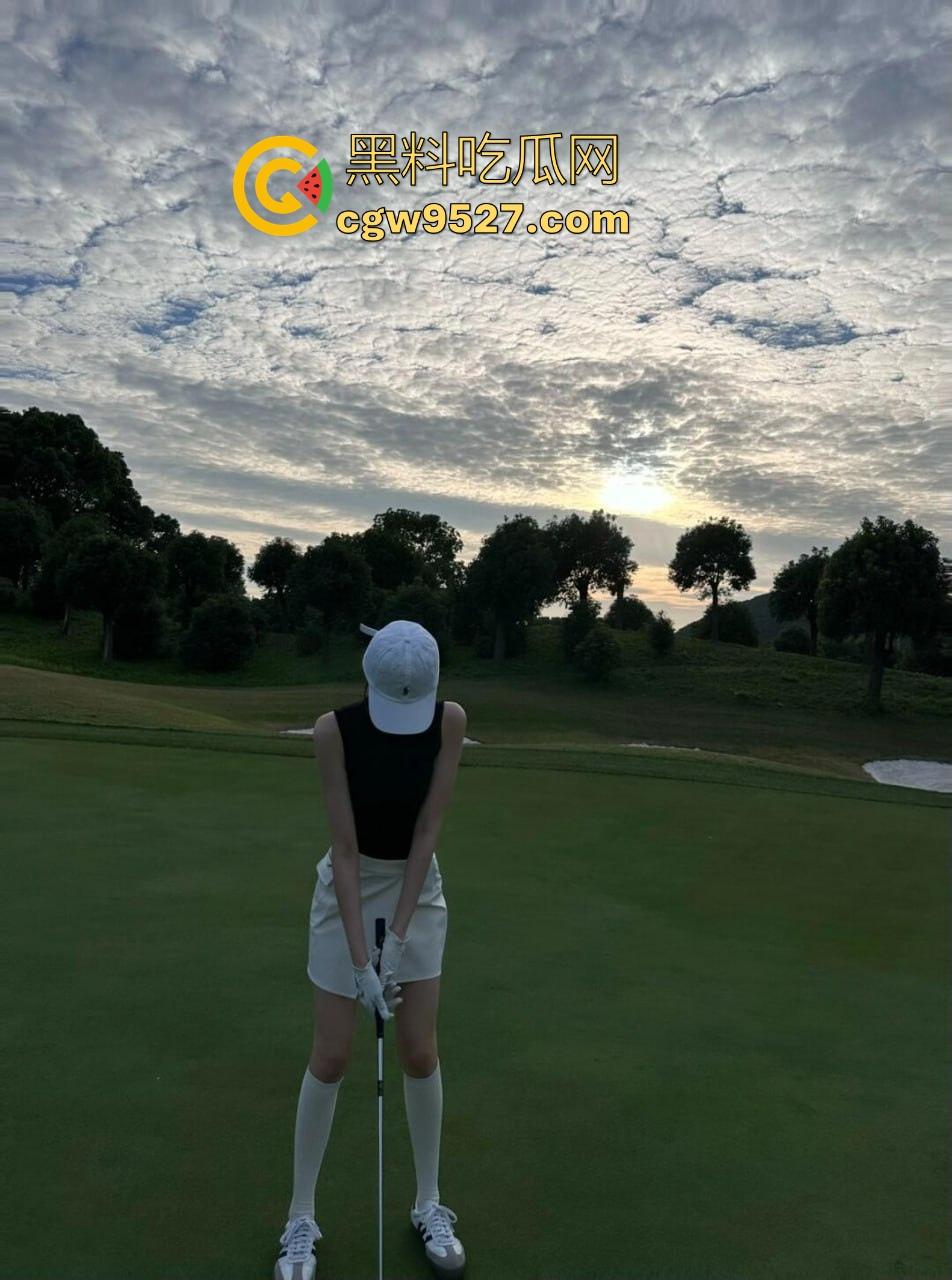 浙江富商私人高尔夫教练性爱私拍流出，不仅场上陪练床上也陪睡，极品蜜桃臀后入骑乘，内射爽到炸！  第3张