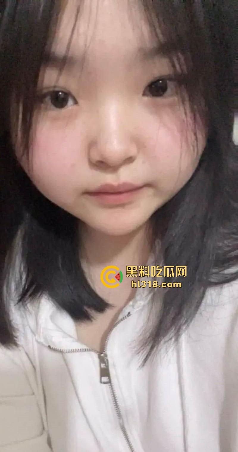 河南微胖学生妹王调自慰视频泄露，硕大巨乳勾勒傲人曲线，配合玩具深入私处，场面香艳至极！  第2张