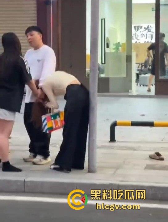 珠海男子带小三购物被原配抓包！小三有身材，原配有火气，抓头发骂得那叫一个狠！  第1张