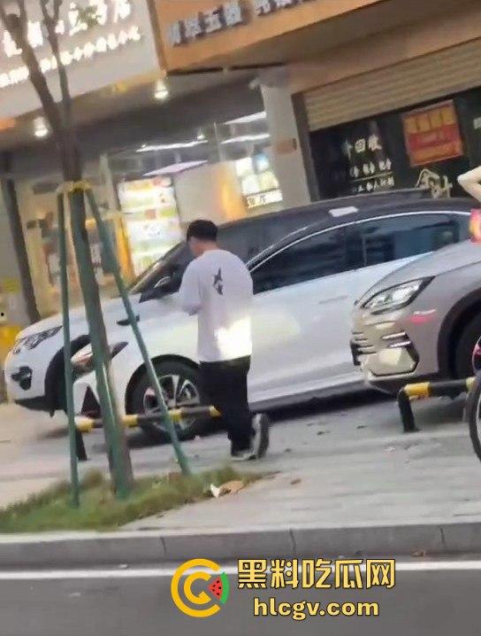 珠海男子带小三购物被原配抓包！小三有身材，原配有火气，抓头发骂得那叫一个狠！  第3张