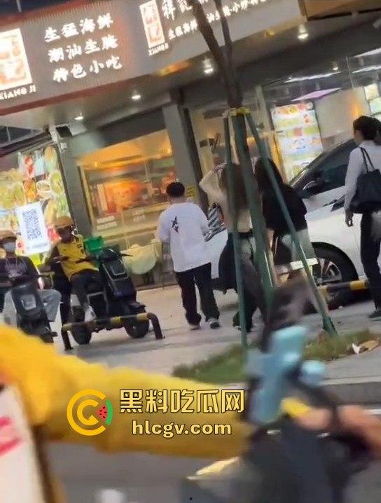 珠海男子带小三购物被原配抓包！小三有身材，原配有火气，抓头发骂得那叫一个狠！  第7张