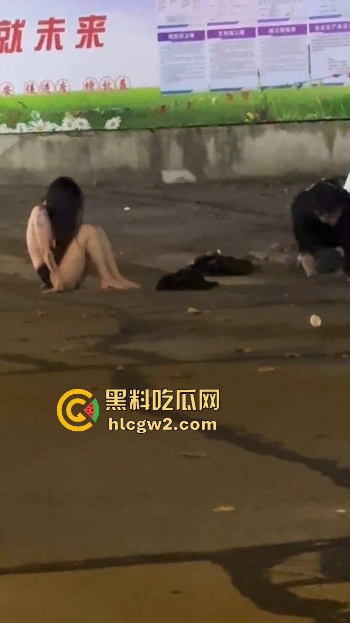 宁波情侣喝多街头吵架 男方直接扒女孩衣服裤子 女的索性光着走大街上！这丢人现眼的，第二天上头条！  第1张
