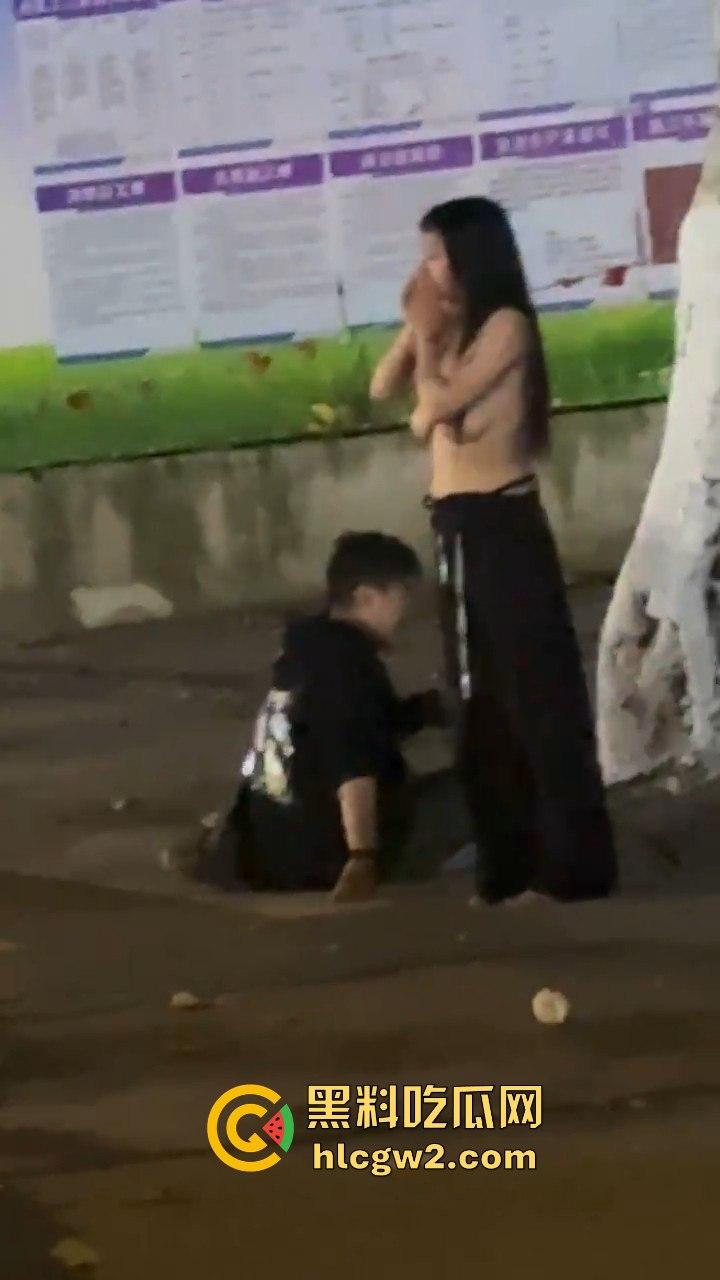 宁波情侣喝多街头吵架 男方直接扒女孩衣服裤子 女的索性光着走大街上！这丢人现眼的，第二天上头条！  第3张