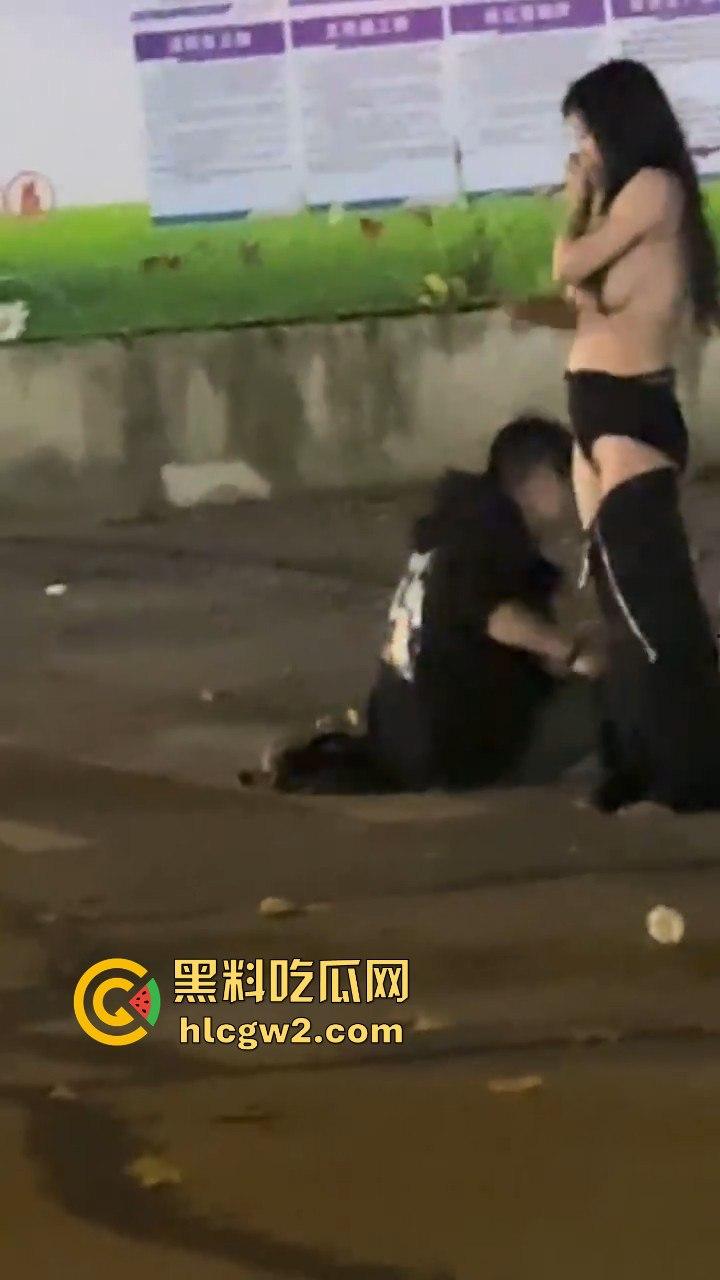 宁波情侣喝多街头吵架 男方直接扒女孩衣服裤子 女的索性光着走大街上！这丢人现眼的，第二天上头条！  第4张