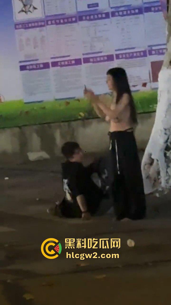 宁波情侣喝多街头吵架 男方直接扒女孩衣服裤子 女的索性光着走大街上！这丢人现眼的，第二天上头条！  第6张