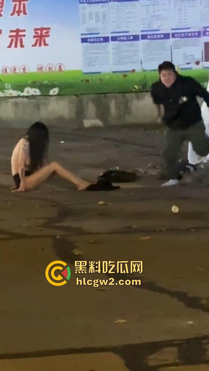 宁波情侣喝多街头吵架 男方直接扒女孩衣服裤子 女的索性光着走大街上！这丢人现眼的，第二天上头条！  第8张