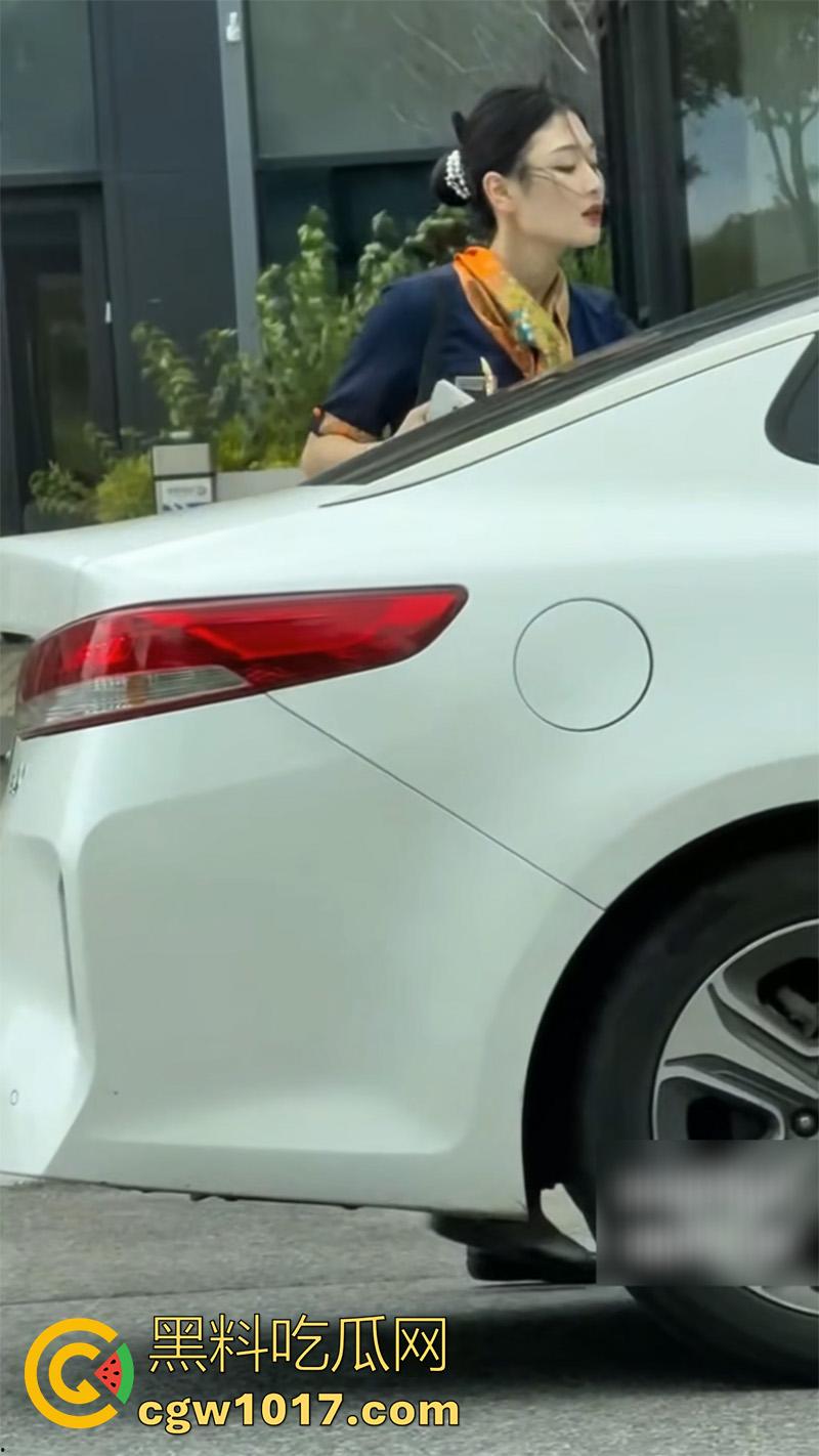 偷窥爱好者福利来袭，大神冒死偷拍空姐，日常生活曝光，真实窥视多角度宿舍日常，洗澡换衣服，娇嫩身躯蜜桃臀无限诱惑！  第2张