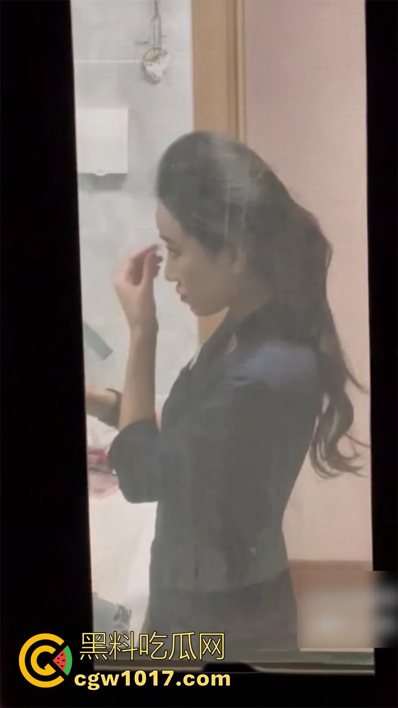 偷窥爱好者福利来袭，大神冒死偷拍空姐，日常生活曝光，真实窥视多角度宿舍日常，洗澡换衣服，娇嫩身躯蜜桃臀无限诱惑！  第4张