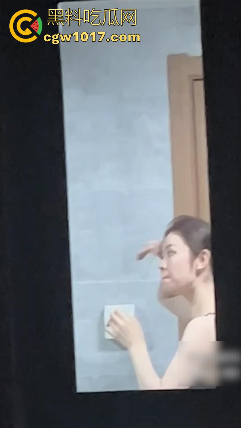 偷窥爱好者福利来袭，大神冒死偷拍空姐，日常生活曝光，真实窥视多角度宿舍日常，洗澡换衣服，娇嫩身躯蜜桃臀无限诱惑！  第5张