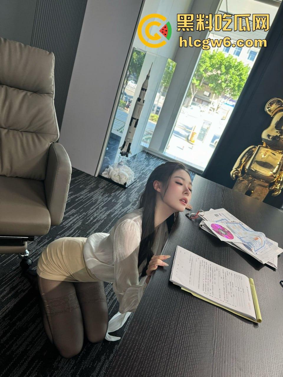 舔脚狂魔现身直播间，公然舔过嫂子的脚还嚷着要舔主播的脚丫，主播劝都没用，这哥们真是舔到魔怔了！  第14张