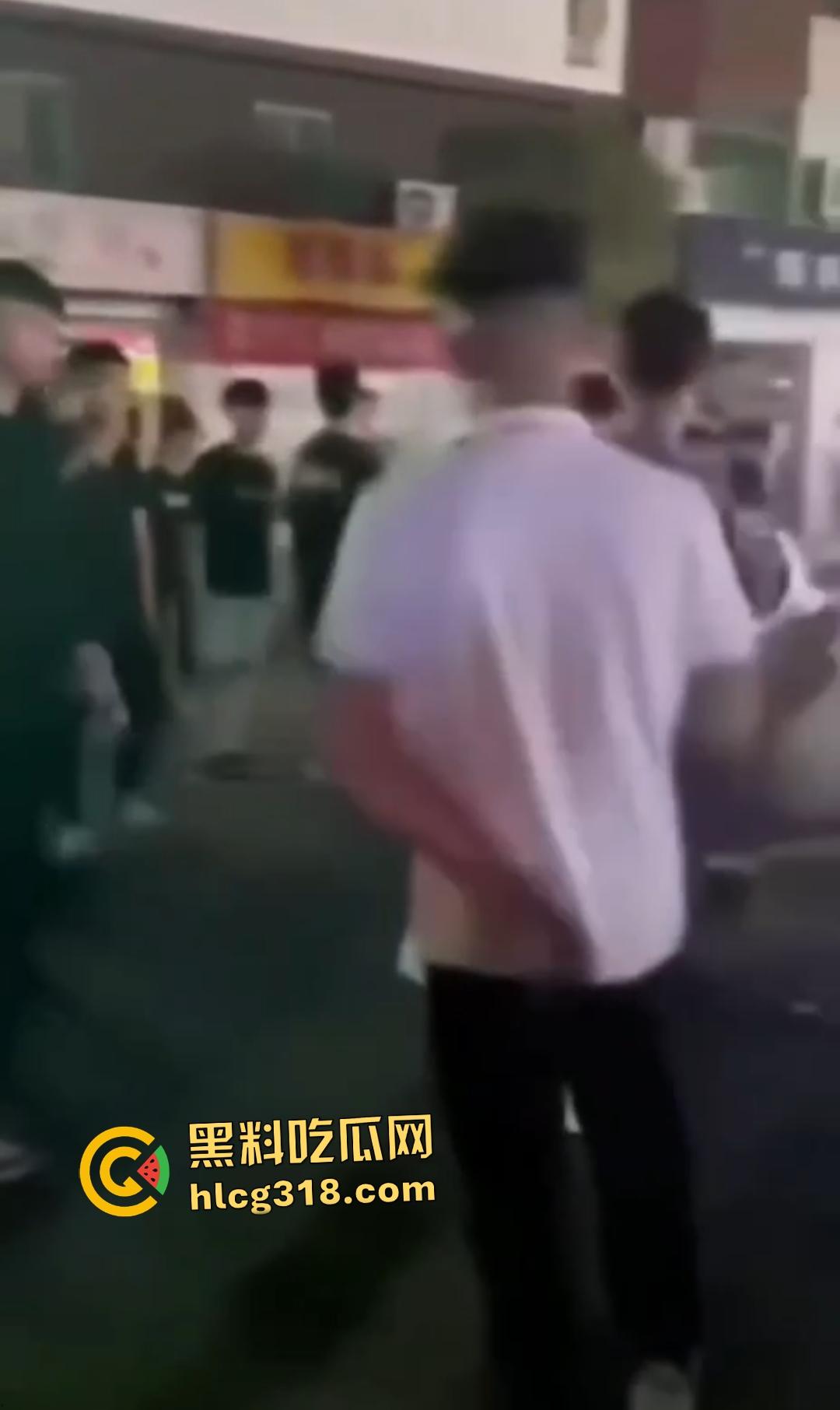 快手【阿彪】叶县商业街被群殴血流满面！直播挑衅引怒，街头惨遭拳脚伺候，场面血腥！  第3张