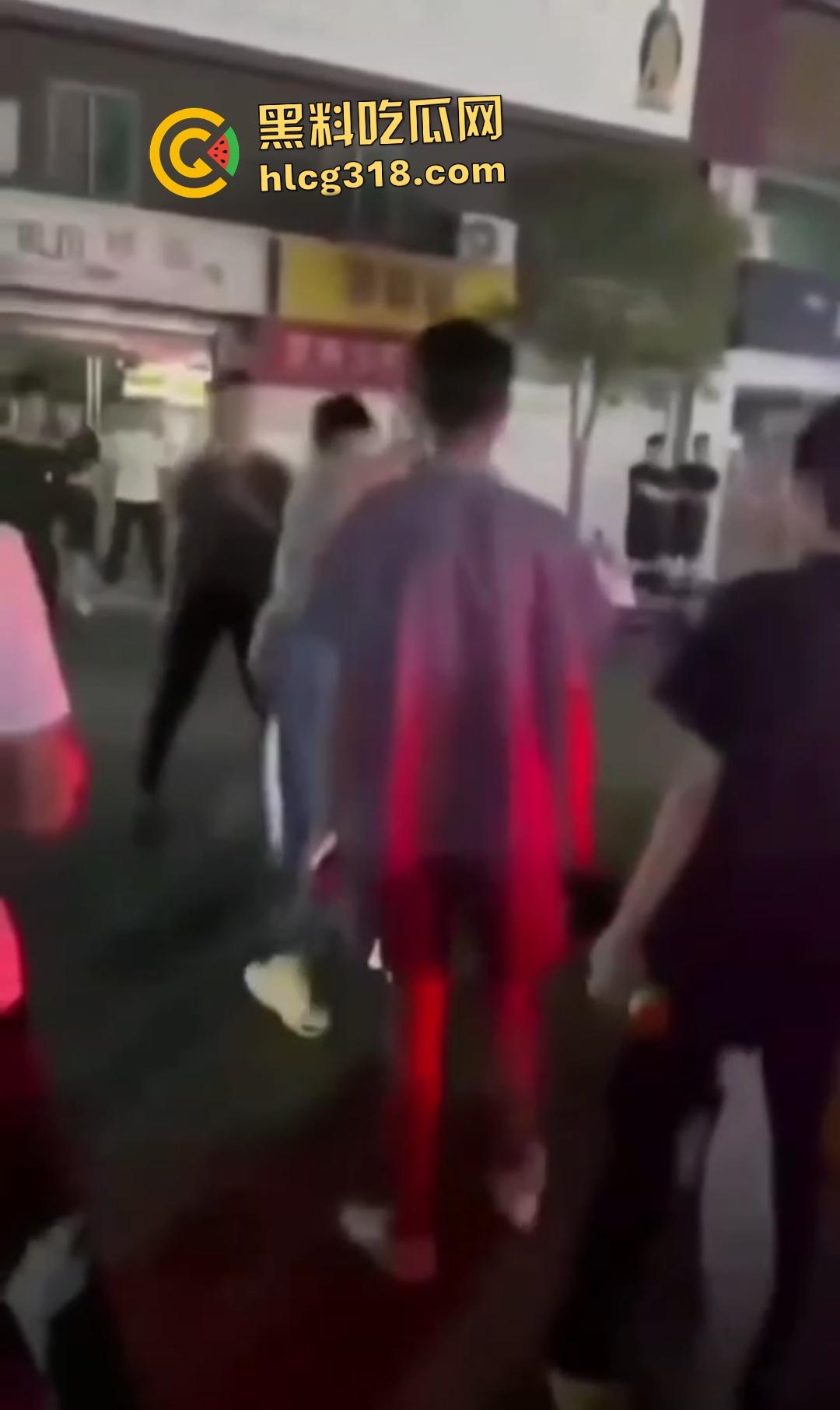 快手【阿彪】叶县商业街被群殴血流满面！直播挑衅引怒，街头惨遭拳脚伺候，场面血腥！  第4张