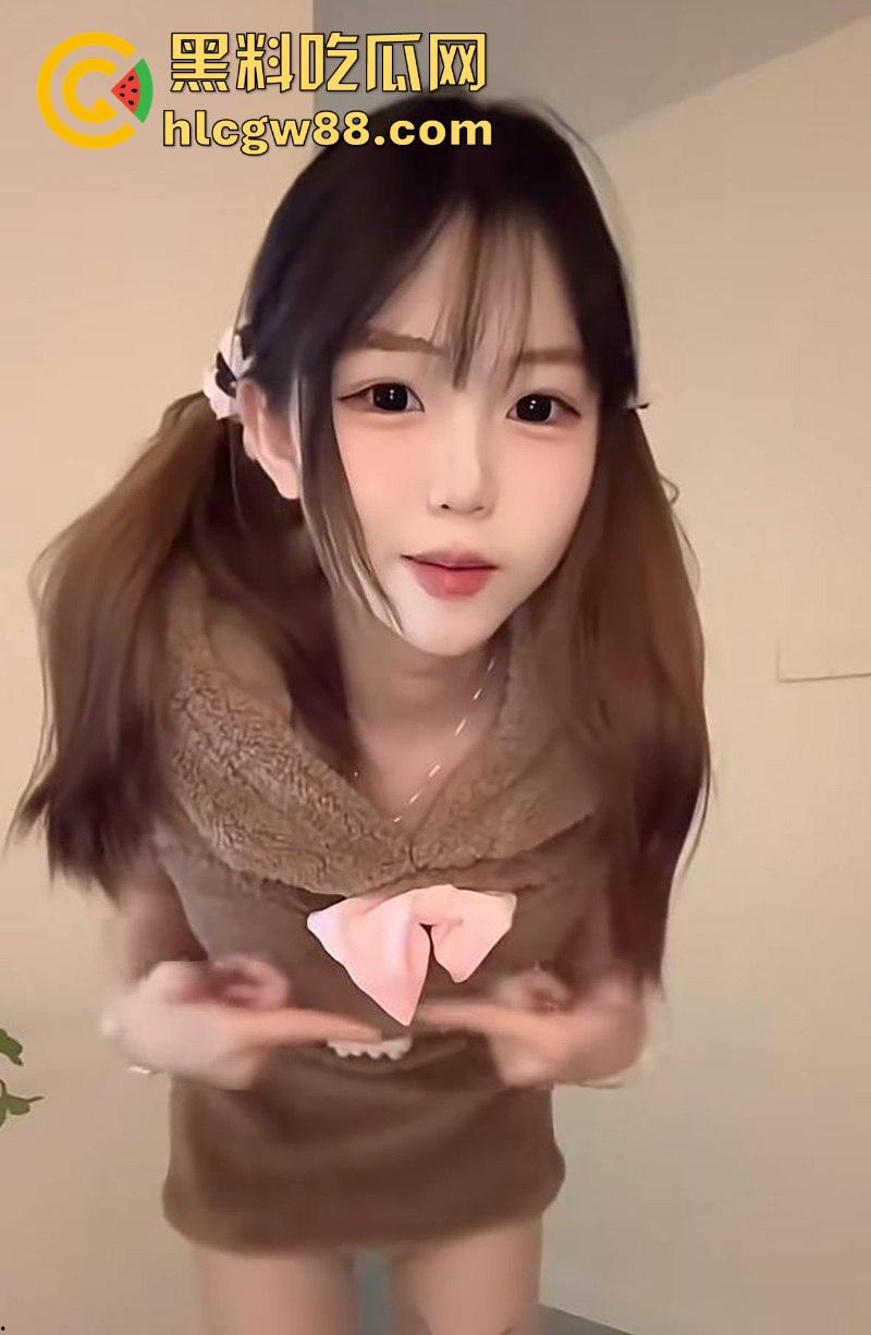 抖音高颜值网红【炒河粉】极品身材性感嫩妹 贫乳长腿可爱诱人 大尺度全裸私拍流出  第3张