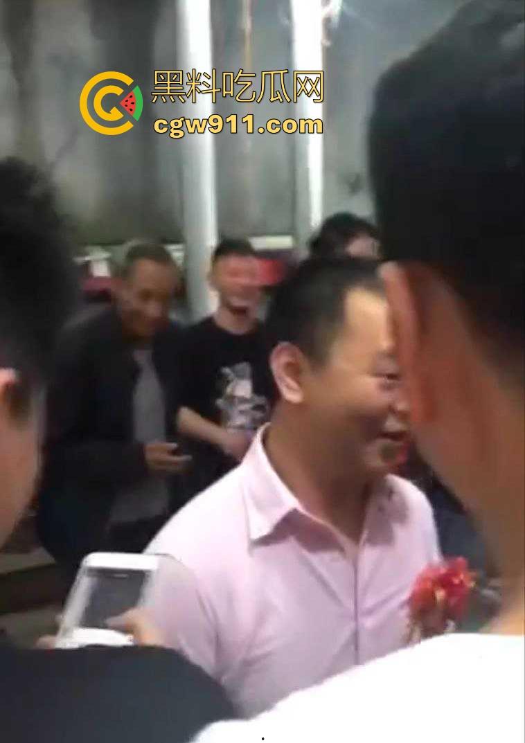 搞笑婚礼闹洞房，草黄瓜与白牛奶桥段，新娘满脸尴尬新郎沉默无奈，但在现场，好友们都哄堂大笑！  第3张