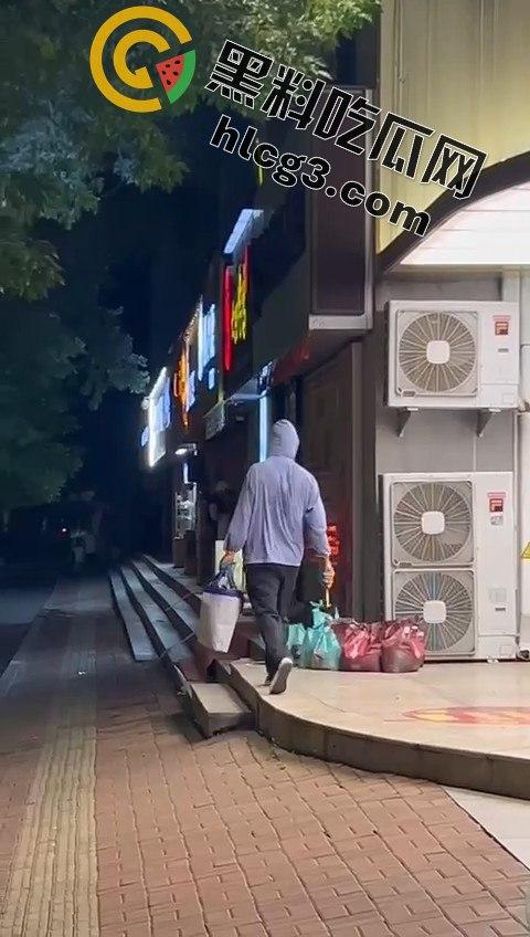 山东青岛周六福金店惊险抢劫案！十分钟内特警到场，这年头还有人敢动金店？  第1张