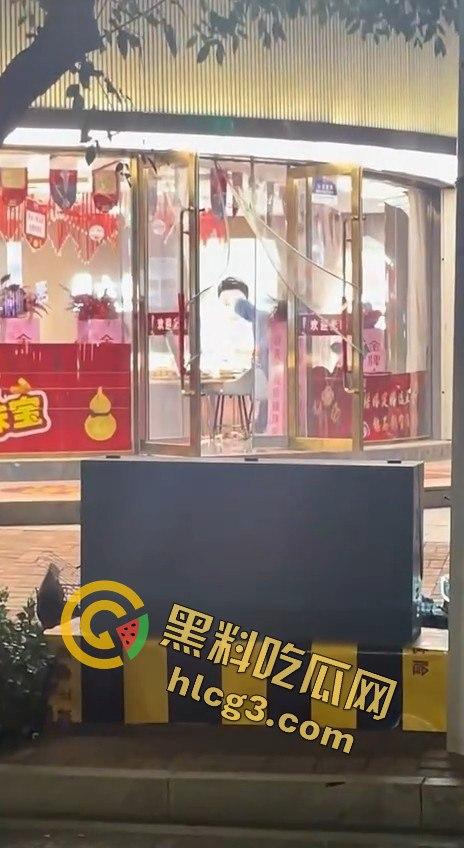 山东青岛周六福金店惊险抢劫案！十分钟内特警到场，这年头还有人敢动金店？  第2张