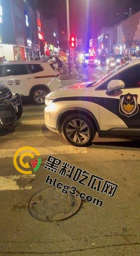 山东青岛周六福金店惊险抢劫案！十分钟内特警到场，这年头还有人敢动金店？  第5张