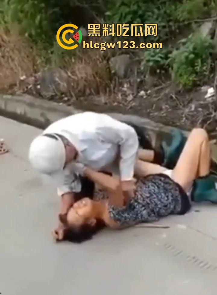 狂热夕阳红当街开干！ 大爷众目睽睽脱光大妈内裤强奸 大爷大妈玩得比年轻人还要过火！  第3张