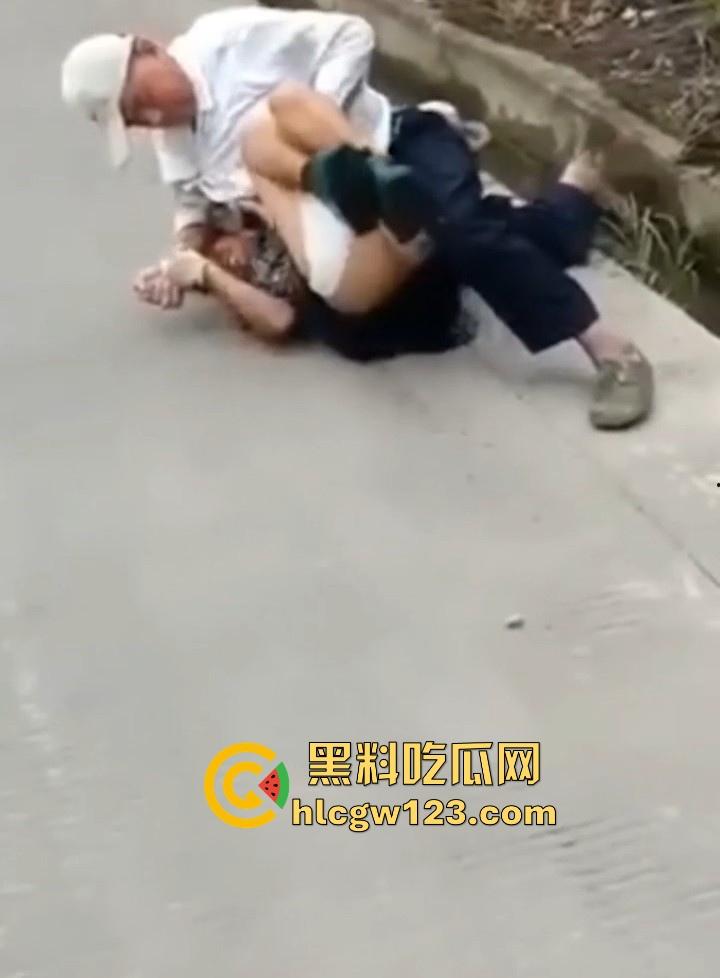 狂热夕阳红当街开干！ 大爷众目睽睽脱光大妈内裤强奸 大爷大妈玩得比年轻人还要过火！  第6张