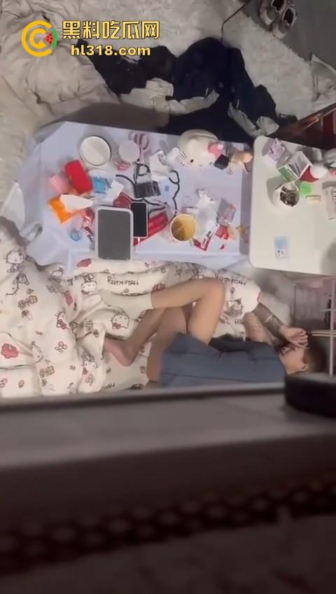 骚逼精神小妹把男朋友带回宿舍打炮，席地而坐直接猛插，现场鲜艳无比，妹子上铺室友看得逼都快湿了！  第3张