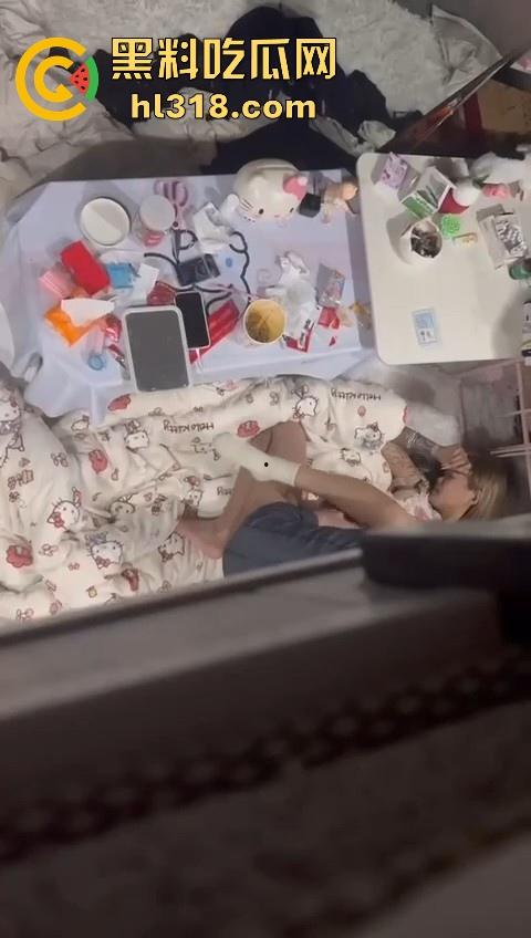 骚逼精神小妹把男朋友带回宿舍打炮，席地而坐直接猛插，现场鲜艳无比，妹子上铺室友看得逼都快湿了！  第7张