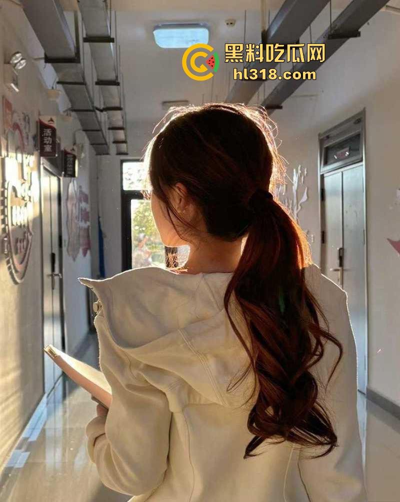 哈尔滨大学清纯女大【黄菲菲】调教视频流出，反差母狗趁室友熟睡拍露穴淫片，白色网袜为金主足交骚气满屏！  第1张