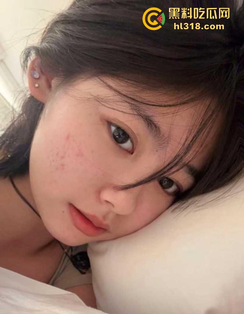 哈尔滨大学清纯女大【黄菲菲】调教视频流出，反差母狗趁室友熟睡拍露穴淫片，白色网袜为金主足交骚气满屏！  第8张