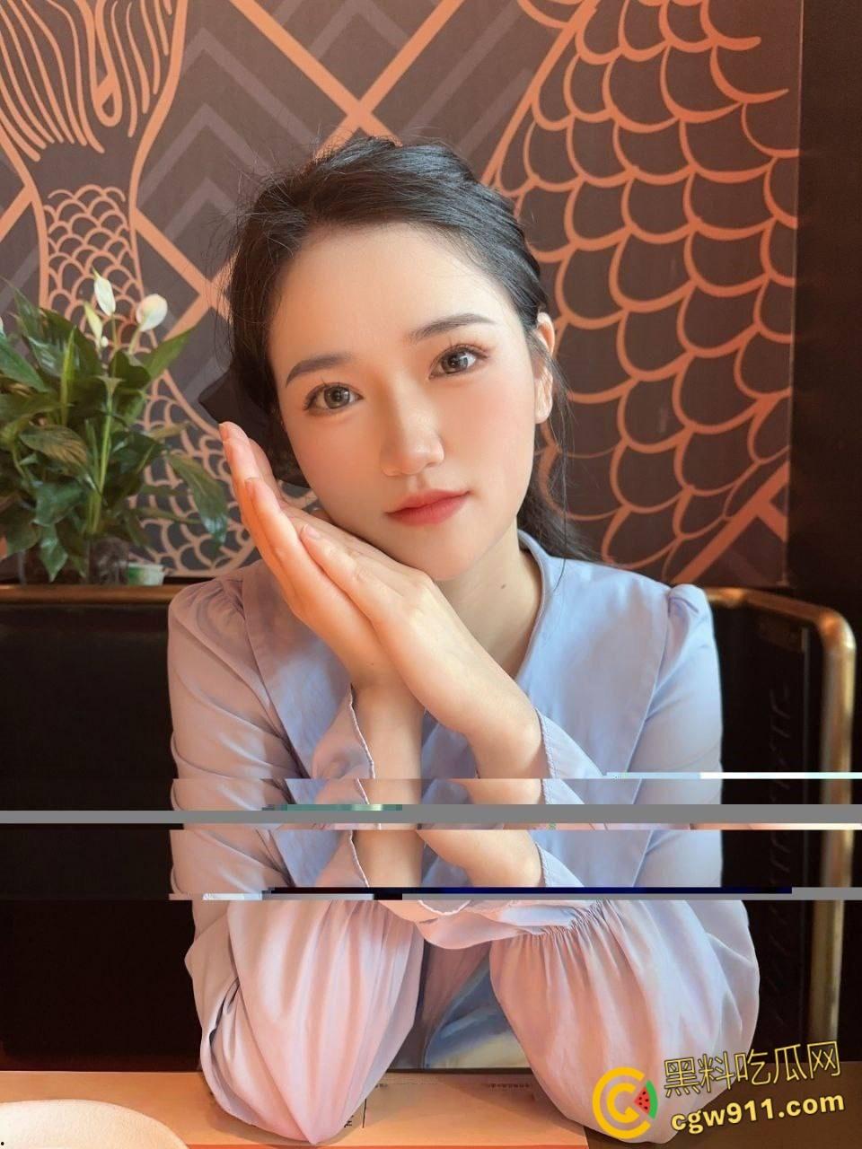 贵阳花溪保利溪湖【徐颖】，肉丝少妇足交勾引，白丝跪地口交吞精，蒙眼口塞内裤调教，高潮到呻吟连连！  第3张