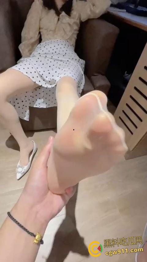 贵阳花溪保利溪湖【徐颖】，肉丝少妇足交勾引，白丝跪地口交吞精，蒙眼口塞内裤调教，高潮到呻吟连连！  第4张