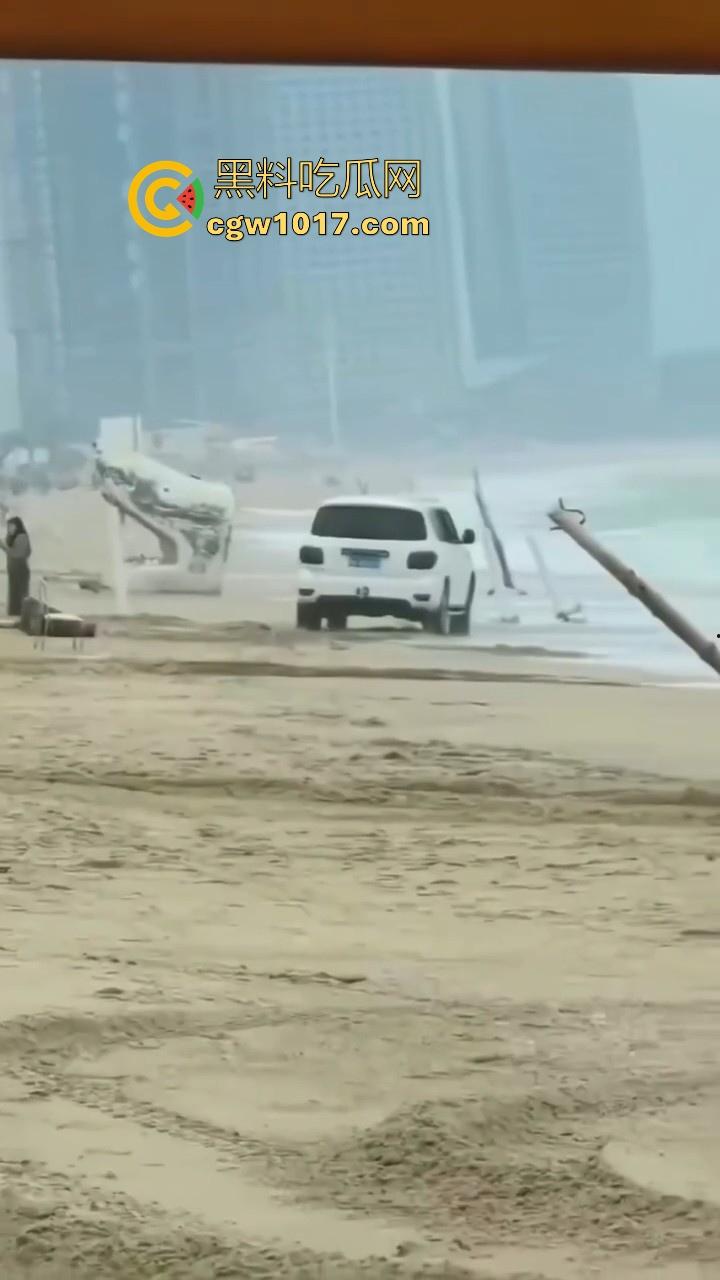 傻B年年有，今年特别多！都2025年了还有人不信邪啊！广东双月湾猛男驾驶越野车在沙滩上奔驰，没想到回不去了！  第1张