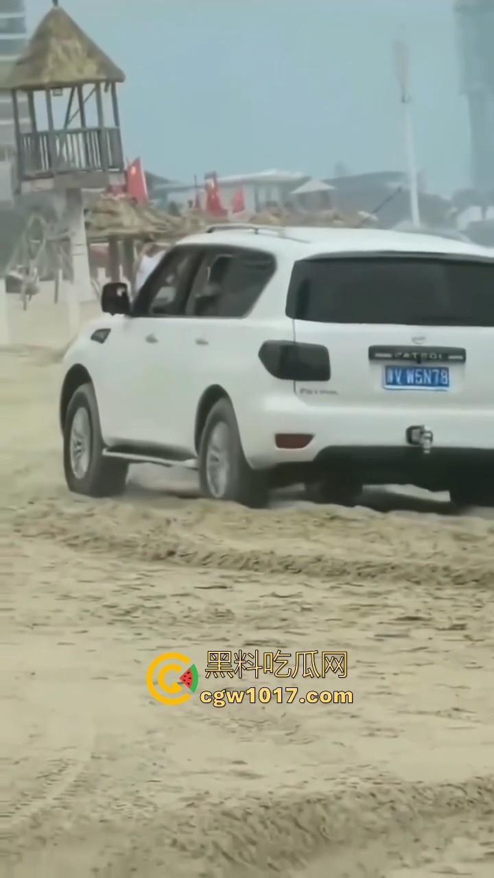 傻B年年有，今年特别多！都2025年了还有人不信邪啊！广东双月湾猛男驾驶越野车在沙滩上奔驰，没想到回不去了！  第3张