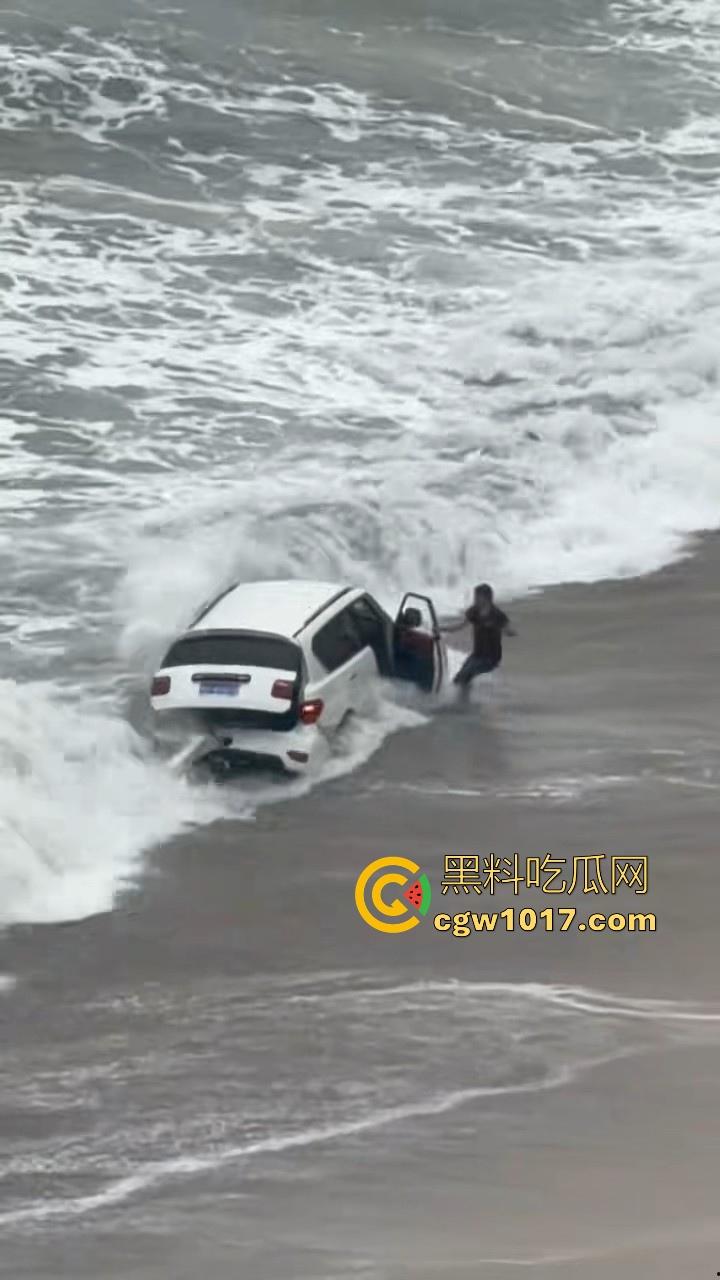 傻B年年有，今年特别多！都2025年了还有人不信邪啊！广东双月湾猛男驾驶越野车在沙滩上奔驰，没想到回不去了！  第9张