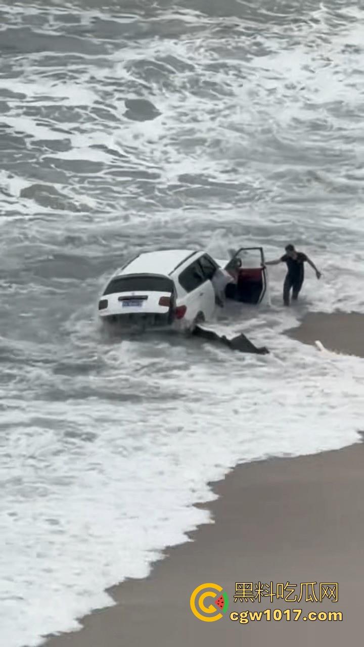 傻B年年有，今年特别多！都2025年了还有人不信邪啊！广东双月湾猛男驾驶越野车在沙滩上奔驰，没想到回不去了！  第10张
